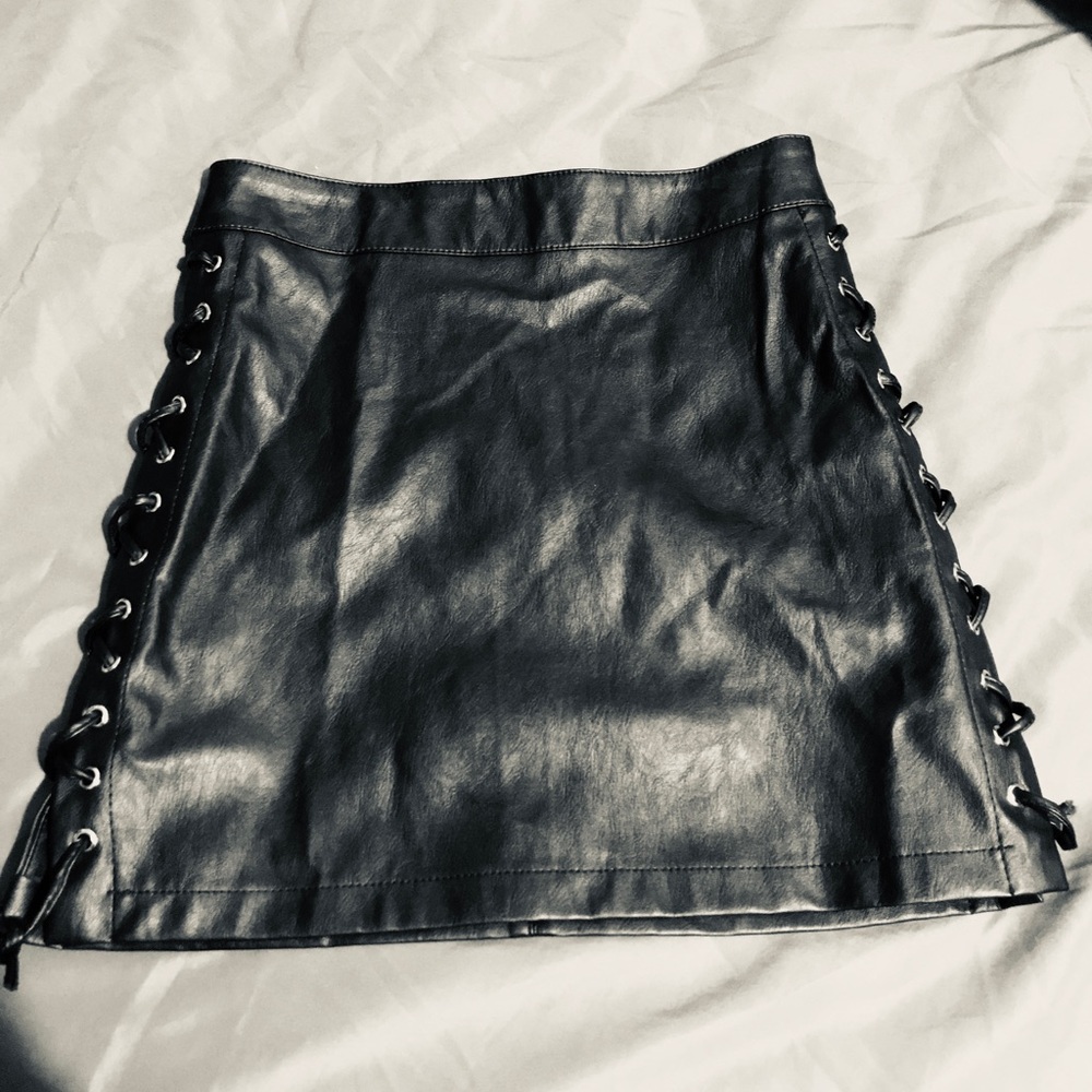 Faux leather skirt - Picture 2 of 3